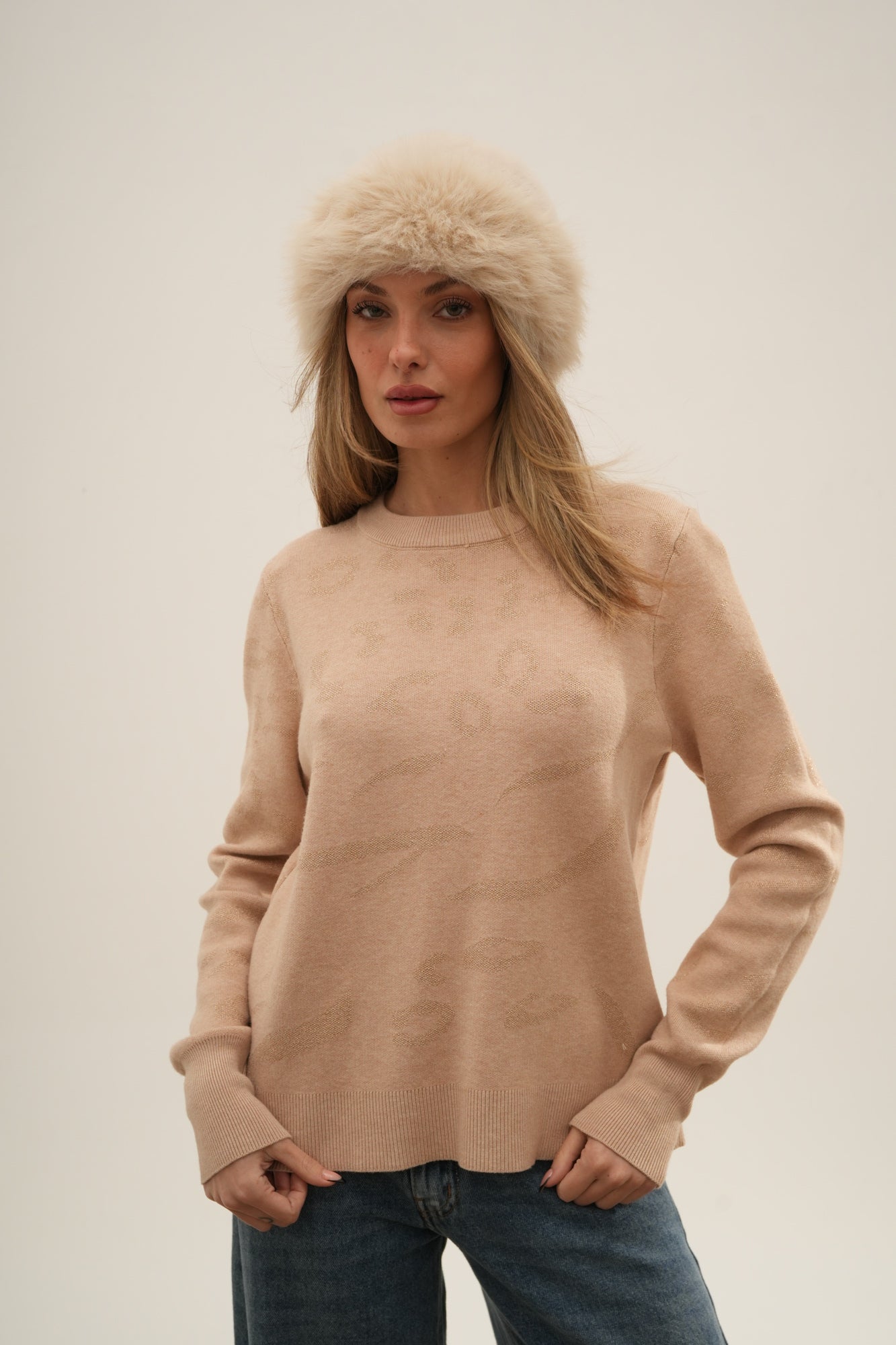 SWEATER DETAIL