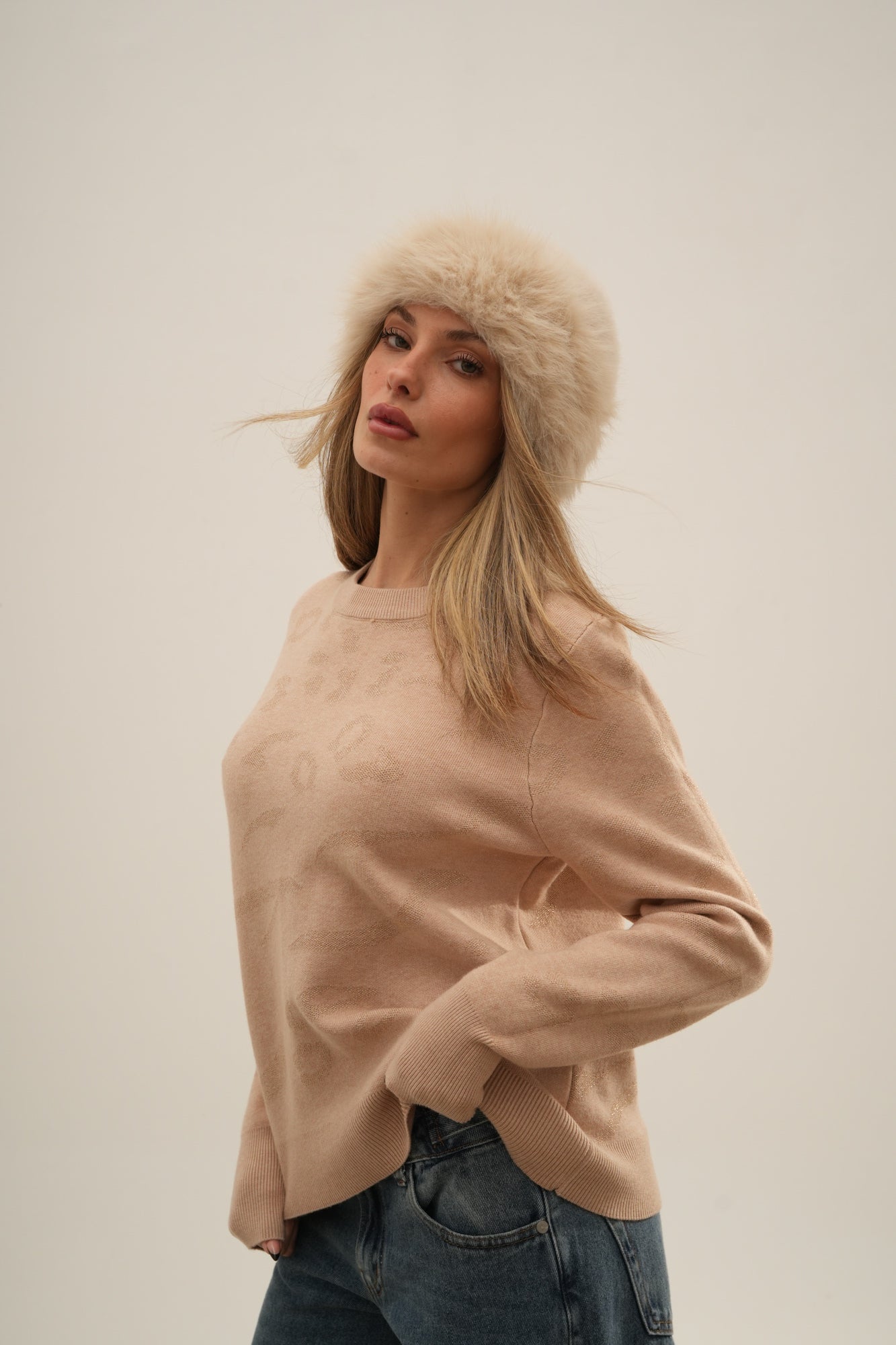 SWEATER DETAIL