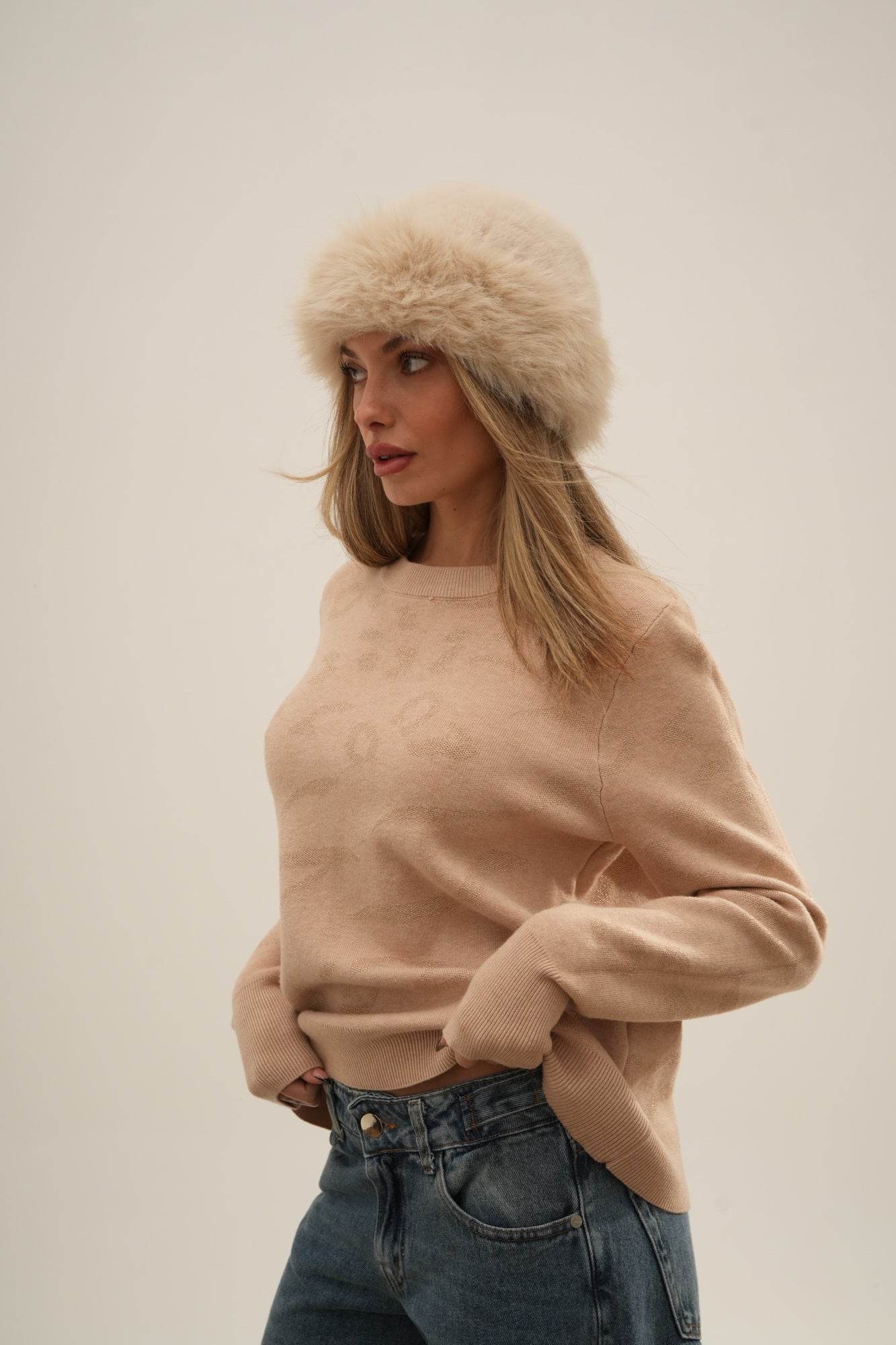 SWEATER DETAIL