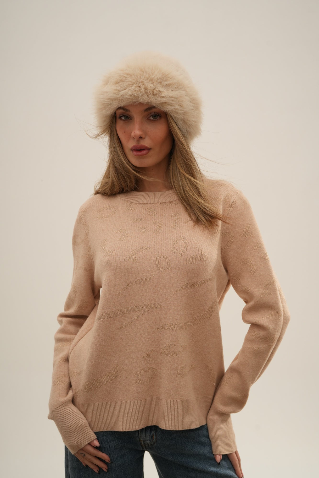 SWEATER DETAIL