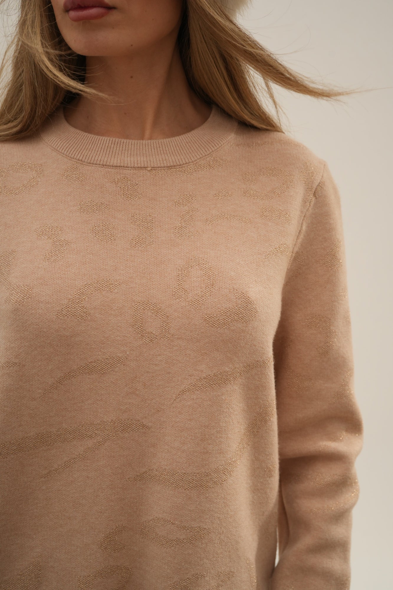 SWEATER DETAIL
