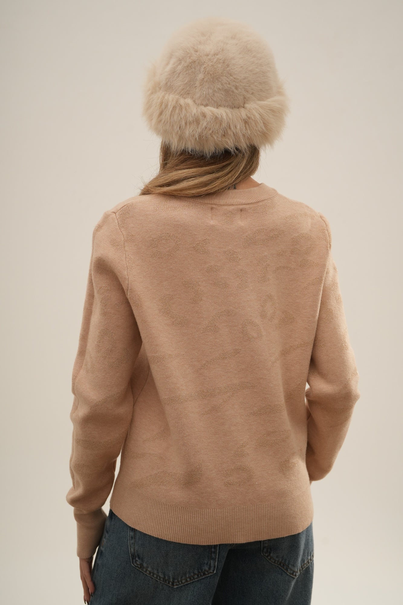 SWEATER DETAIL
